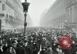 Standbild Tauben veröffentlicht in Celebration Paris Frankreich, 1919, aus Sekunde 43 historischem Filmmaterial Videoclip 65675029217