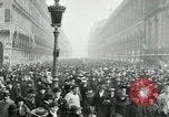 Standbild Tauben veröffentlicht in Celebration Paris Frankreich, 1919, aus Sekunde 50 historischem Filmmaterial Videoclip 65675029217