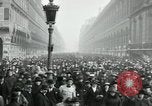 Standbild Tauben veröffentlicht in Celebration Paris Frankreich, 1919, aus Sekunde 51 historischem Filmmaterial Videoclip 65675029217