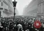 Standbild Tauben veröffentlicht in Celebration Paris Frankreich, 1919, aus Sekunde 55 historischem Filmmaterial Videoclip 65675029217