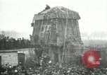 Standbild deutsche Flugzeug zerlegt von der Menge Paris Frankreich, 1919, aus Sekunde 1 historischem Filmmaterial Videoclip 65675029220