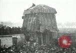 Standbild deutsche Flugzeug zerlegt von der Menge Paris Frankreich, 1919, aus Sekunde 3 historischem Filmmaterial Videoclip 65675029220