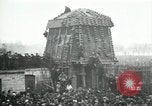 Standbild deutsche Flugzeug zerlegt von der Menge Paris Frankreich, 1919, aus Sekunde 4 historischem Filmmaterial Videoclip 65675029220