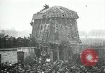 Standbild deutsche Flugzeug zerlegt von der Menge Paris Frankreich, 1919, aus Sekunde 5 historischem Filmmaterial Videoclip 65675029220