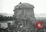 Standbild deutsche Flugzeug zerlegt von der Menge Paris Frankreich, 1919, aus Sekunde 6 historischem Filmmaterial Videoclip 65675029220