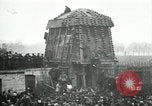 Standbild deutsche Flugzeug zerlegt von der Menge Paris Frankreich, 1919, aus Sekunde 8 historischem Filmmaterial Videoclip 65675029220