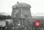 Standbild deutsche Flugzeug zerlegt von der Menge Paris Frankreich, 1919, aus Sekunde 9 historischem Filmmaterial Videoclip 65675029220
