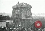 Standbild deutsche Flugzeug zerlegt von der Menge Paris Frankreich, 1919, aus Sekunde 10 historischem Filmmaterial Videoclip 65675029220