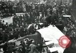 Standbild deutsche Flugzeug zerlegt von der Menge Paris Frankreich, 1919, aus Sekunde 11 historischem Filmmaterial Videoclip 65675029220
