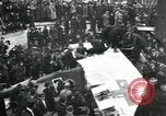 Standbild deutsche Flugzeug zerlegt von der Menge Paris Frankreich, 1919, aus Sekunde 12 historischem Filmmaterial Videoclip 65675029220