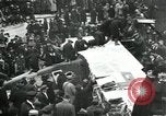 Standbild deutsche Flugzeug zerlegt von der Menge Paris Frankreich, 1919, aus Sekunde 13 historischem Filmmaterial Videoclip 65675029220