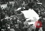 Standbild deutsche Flugzeug zerlegt von der Menge Paris Frankreich, 1919, aus Sekunde 14 historischem Filmmaterial Videoclip 65675029220
