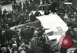 Standbild deutsche Flugzeug zerlegt von der Menge Paris Frankreich, 1919, aus Sekunde 15 historischem Filmmaterial Videoclip 65675029220