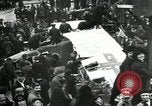 Standbild deutsche Flugzeug zerlegt von der Menge Paris Frankreich, 1919, aus Sekunde 16 historischem Filmmaterial Videoclip 65675029220