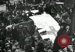Standbild deutsche Flugzeug zerlegt von der Menge Paris Frankreich, 1919, aus Sekunde 17 historischem Filmmaterial Videoclip 65675029220