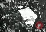 Standbild deutsche Flugzeug zerlegt von der Menge Paris Frankreich, 1919, aus Sekunde 18 historischem Filmmaterial Videoclip 65675029220