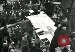 Standbild deutsche Flugzeug zerlegt von der Menge Paris Frankreich, 1919, aus Sekunde 19 historischem Filmmaterial Videoclip 65675029220
