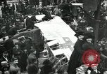Standbild deutsche Flugzeug zerlegt von der Menge Paris Frankreich, 1919, aus Sekunde 20 historischem Filmmaterial Videoclip 65675029220