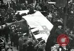 Standbild deutsche Flugzeug zerlegt von der Menge Paris Frankreich, 1919, aus Sekunde 21 historischem Filmmaterial Videoclip 65675029220
