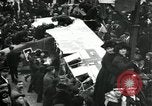 Standbild deutsche Flugzeug zerlegt von der Menge Paris Frankreich, 1919, aus Sekunde 22 historischem Filmmaterial Videoclip 65675029220