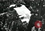 Standbild deutsche Flugzeug zerlegt von der Menge Paris Frankreich, 1919, aus Sekunde 23 historischem Filmmaterial Videoclip 65675029220