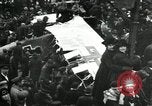 Standbild deutsche Flugzeug zerlegt von der Menge Paris Frankreich, 1919, aus Sekunde 24 historischem Filmmaterial Videoclip 65675029220