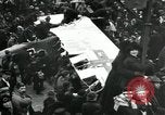 Standbild deutsche Flugzeug zerlegt von der Menge Paris Frankreich, 1919, aus Sekunde 25 historischem Filmmaterial Videoclip 65675029220