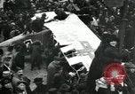 Standbild deutsche Flugzeug zerlegt von der Menge Paris Frankreich, 1919, aus Sekunde 26 historischem Filmmaterial Videoclip 65675029220
