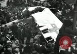 Standbild deutsche Flugzeug zerlegt von der Menge Paris Frankreich, 1919, aus Sekunde 27 historischem Filmmaterial Videoclip 65675029220