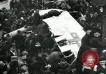 Standbild deutsche Flugzeug zerlegt von der Menge Paris Frankreich, 1919, aus Sekunde 28 historischem Filmmaterial Videoclip 65675029220