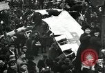 Standbild deutsche Flugzeug zerlegt von der Menge Paris Frankreich, 1919, aus Sekunde 29 historischem Filmmaterial Videoclip 65675029220