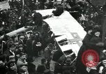 Standbild deutsche Flugzeug zerlegt von der Menge Paris Frankreich, 1919, aus Sekunde 30 historischem Filmmaterial Videoclip 65675029220