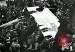 Standbild deutsche Flugzeug zerlegt von der Menge Paris Frankreich, 1919, aus Sekunde 31 historischem Filmmaterial Videoclip 65675029220