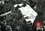 Standbild deutsche Flugzeug zerlegt von der Menge Paris Frankreich, 1919, aus Sekunde 32 historischem Filmmaterial Videoclip 65675029220