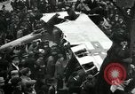 Standbild deutsche Flugzeug zerlegt von der Menge Paris Frankreich, 1919, aus Sekunde 33 historischem Filmmaterial Videoclip 65675029220
