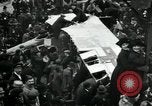 Standbild deutsche Flugzeug zerlegt von der Menge Paris Frankreich, 1919, aus Sekunde 34 historischem Filmmaterial Videoclip 65675029220