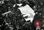 Standbild deutsche Flugzeug zerlegt von der Menge Paris Frankreich, 1919, aus Sekunde 35 historischem Filmmaterial Videoclip 65675029220
