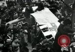 Standbild deutsche Flugzeug zerlegt von der Menge Paris Frankreich, 1919, aus Sekunde 36 historischem Filmmaterial Videoclip 65675029220