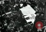 Standbild deutsche Flugzeug zerlegt von der Menge Paris Frankreich, 1919, aus Sekunde 37 historischem Filmmaterial Videoclip 65675029220