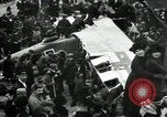 Standbild deutsche Flugzeug zerlegt von der Menge Paris Frankreich, 1919, aus Sekunde 38 historischem Filmmaterial Videoclip 65675029220