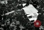 Standbild deutsche Flugzeug zerlegt von der Menge Paris Frankreich, 1919, aus Sekunde 39 historischem Filmmaterial Videoclip 65675029220