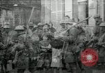 Immagine di Noi le truppe dell esercito francese con i bambini nella prima guerra mondiale Francia, 1918, secondo 1 filmato di repertorio 65675029238