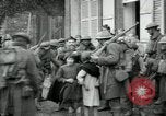 Immagine di Noi le truppe dell esercito francese con i bambini nella prima guerra mondiale Francia, 1918, secondo 3 filmato di repertorio 65675029238