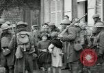 Immagine di Noi le truppe dell esercito francese con i bambini nella prima guerra mondiale Francia, 1918, secondo 4 filmato di repertorio 65675029238