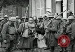 Immagine di Noi le truppe dell esercito francese con i bambini nella prima guerra mondiale Francia, 1918, secondo 5 filmato di repertorio 65675029238