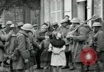 Immagine di Noi le truppe dell esercito francese con i bambini nella prima guerra mondiale Francia, 1918, secondo 6 filmato di repertorio 65675029238