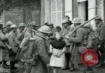 Immagine di Noi le truppe dell esercito francese con i bambini nella prima guerra mondiale Francia, 1918, secondo 7 filmato di repertorio 65675029238