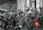 Immagine di Noi le truppe dell esercito francese con i bambini nella prima guerra mondiale Francia, 1918, secondo 8 filmato di repertorio 65675029238