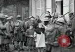 Immagine di Noi le truppe dell esercito francese con i bambini nella prima guerra mondiale Francia, 1918, secondo 9 filmato di repertorio 65675029238