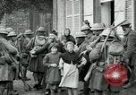 Immagine di Noi le truppe dell esercito francese con i bambini nella prima guerra mondiale Francia, 1918, secondo 10 filmato di repertorio 65675029238